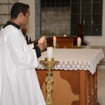 Padre Elmes Celebra Santa Missa com Didática Explicativa