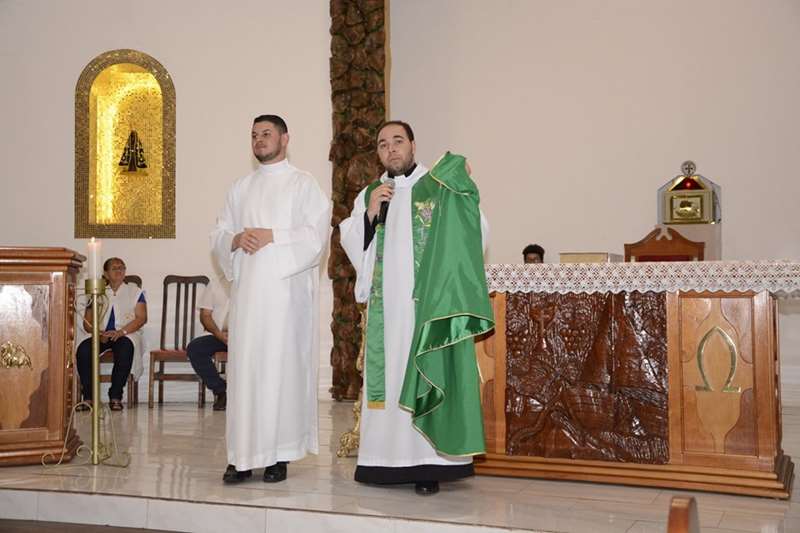 Padre Elmes Celebra Santa Missa com Didática Explicativa